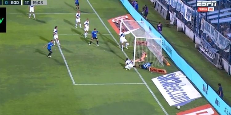 ¿Entró o no? El polémico gol con el que Atlético Tucumán comenzó a salvarse del descenso y que complicó a Godoy Cruz