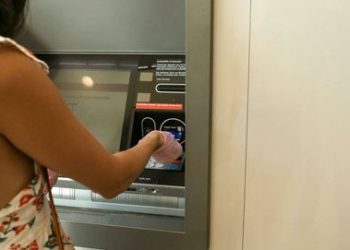 Este es el límite de dinero para ingresar efectivo en el banco sin declarar a Hacienda: todo lo que debes saber