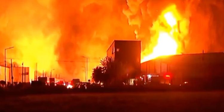 Explosiones e incendio en el Polo Industrial de Ezeiza. Impactantes videos. Vivo