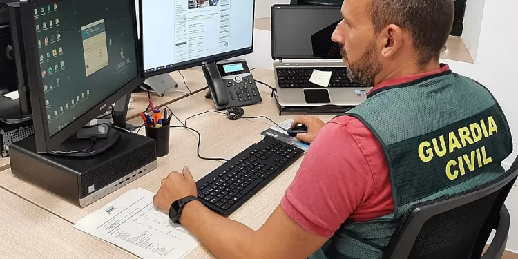 Roban a una mujer haciéndose con su cuenta bancaria y blanquean en empresas falsas: la Guardia Civil desarticula una red en Córdoba