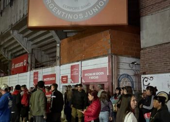 Hinchas de Argentinos acampan en La Paternal por una entrada a la final de la Copa Argentina