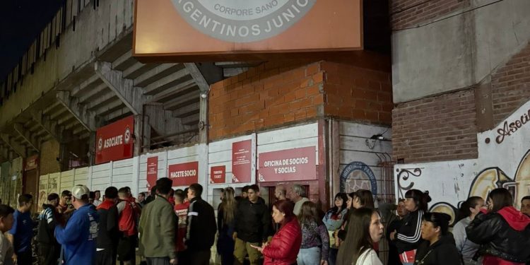 Hinchas de Argentinos acampan en La Paternal por una entrada a la final de la Copa Argentina