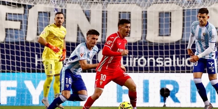 El Córdoba CF rescata un punto de oro en un frenético derbi en La Rosaleda (2-2)