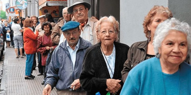 Las jubilaciones caen en picada: menos aportantes, déficit récord y pérdida del poder adquisitivo