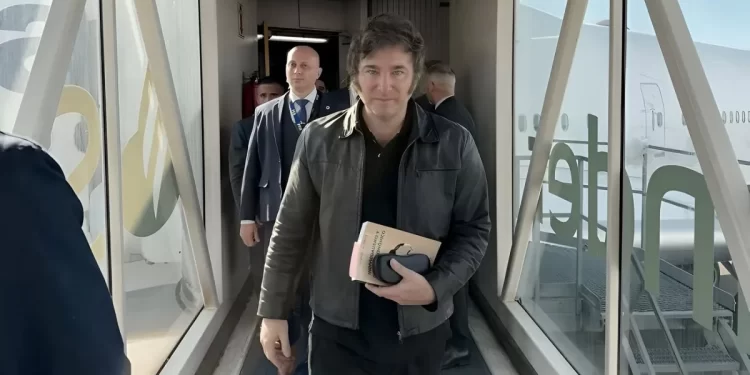 Milei inicia su 14º viaje a Estados Unidos y suma escala en Bolivia para saludar al presidente electo Rodrigo Paz