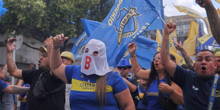 Multitud desde temprano, cancha a explotar y gallinas de plástico: todo el color del Boca-River