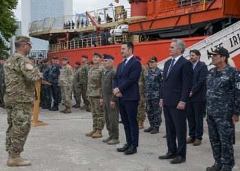 Petri despidió a los tripulantes del rompehielo “Almirante Irízar” que partirán en misión a la Antártida