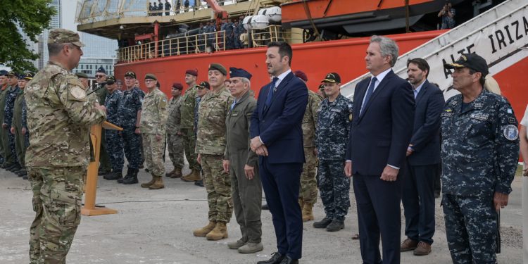 Petri despidió a los tripulantes del rompehielo “Almirante Irízar” que partirán en misión a la Antártida