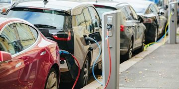 En Israel preparan autos eléctricos con función de respaldo doméstico: un paso hacia la autonomía energética