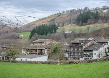 El bonito pueblo medieval de Cantabria con encanto rural y fama gastronómica: sus platos estrellas son el sobao y la quesada pasiega