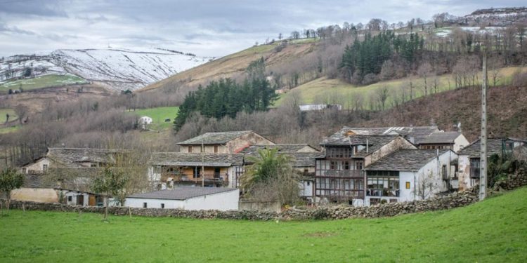 El bonito pueblo medieval de Cantabria con encanto rural y fama gastronómica: sus platos estrellas son el sobao y la quesada pasiega