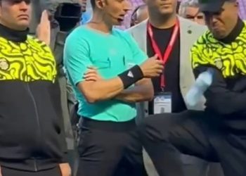 Video: el recurso futbolero de un oficial para evitar la agresión a un referí