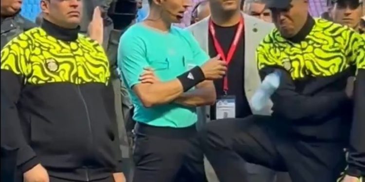 Video: el recurso futbolero de un oficial para evitar la agresión a un referí