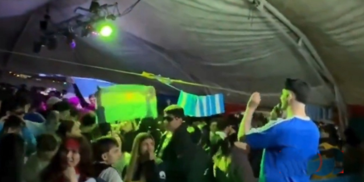 Emotivo homenaje a los héroes de Malvinas en una fiesta de egresados en Tierra del Fuego