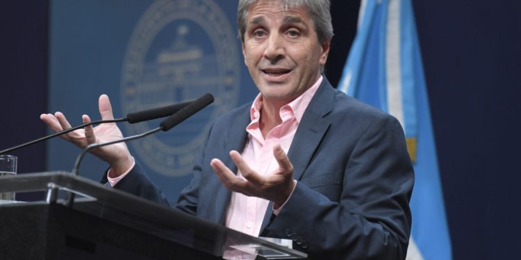 Caputo cuestiona aumento de tasas en Cañuelas y alerta por impacto en el precio de la carne. “Lo único que saben hacer”, dijo.