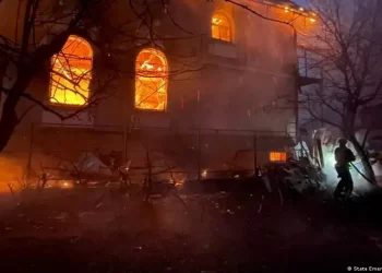 Zelenski acusa a Rusia de intensificar la guerra con ataques masivos contra civiles antes de una reunión clave con Trump