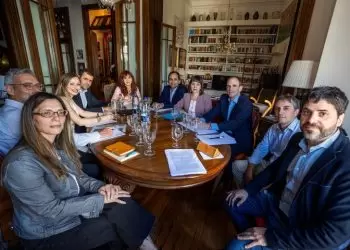 Cristina Kirchner cuestiona límites a sus visitas mientras pide acceso al sol y expone nuevas contradicciones. Posible mudanza