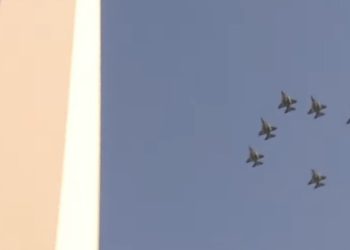 Llegaron los F-16 al mando de un piloto danes, sobrevolaron Buenos Aires y parten hacia Córdoba en una presentación inédita