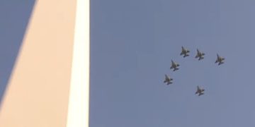 Llegaron los F-16 al mando de un piloto danes, sobrevolaron Buenos Aires y parten hacia Córdoba en una presentación inédita