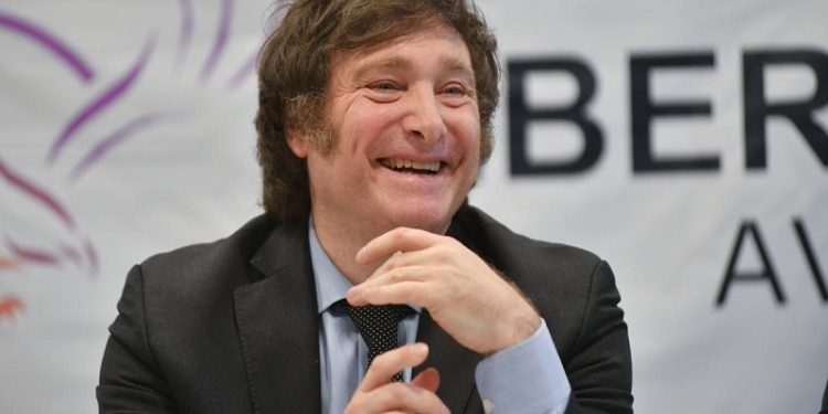 Milei cierra 2025 con apoyo estable y mejor imagen que sus antecesores, según un nuevo sondeo nacional