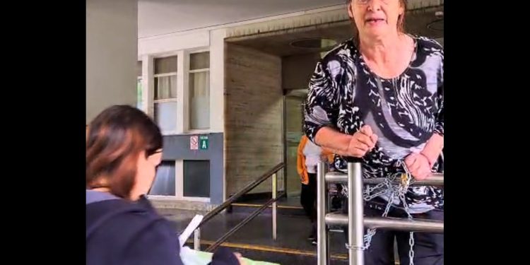 Urgente-Exclusivo: Una mujer se encadena en el Hospital Churruca y denuncia abandono crítico en la atención de su esposo-Video-