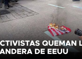 Furia antiestadounidense en Filadelfia: manifestantes pro-Hamas incineran docenas de banderas de EE.UU. frente al City Hall en protesta antiisraelí