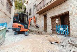 Una avería en una acometida de agua obliga a desviar el tránsito en el casco histórico de Toledo
