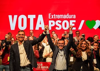 Sánchez endurece el discurso en Extremadura mientras el PSOE enfrenta su peor encuesta y acusa al PP de “bulos” en el cierre de campaña