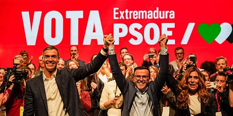 Sánchez endurece el discurso en Extremadura mientras el PSOE enfrenta su peor encuesta y acusa al PP de “bulos” en el cierre de campaña