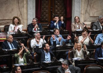 Escándalo en Diputados por juramento exprés de auditores de la AGN y denuncia de pacto entre libertarios y kirchneristas