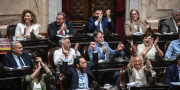 Escándalo en Diputados por juramento exprés de auditores de la AGN y denuncia de pacto entre libertarios y kirchneristas