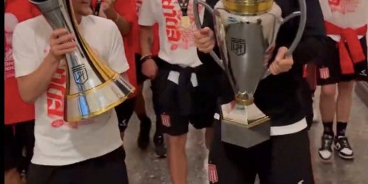 Ahora sí: festejo a todo trapo de Estudiantes en la madrugada platense