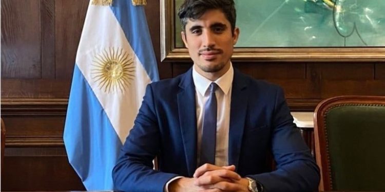 Cancillería desplazó a un diplomático en Siria por un polémico gesto en redes sociales