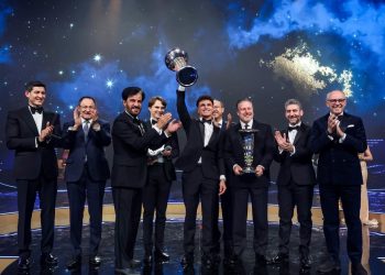 Con una ausencia de peso, Lando Norris recibió el trofeo de la Fórmula 1 en la gala de la FIA