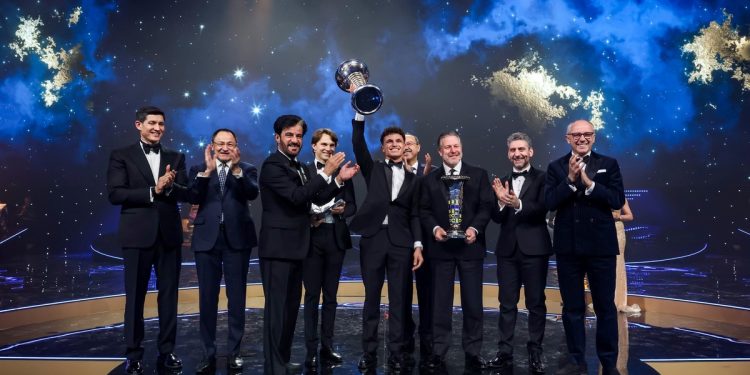 Con una ausencia de peso, Lando Norris recibió el trofeo de la Fórmula 1 en la gala de la FIA