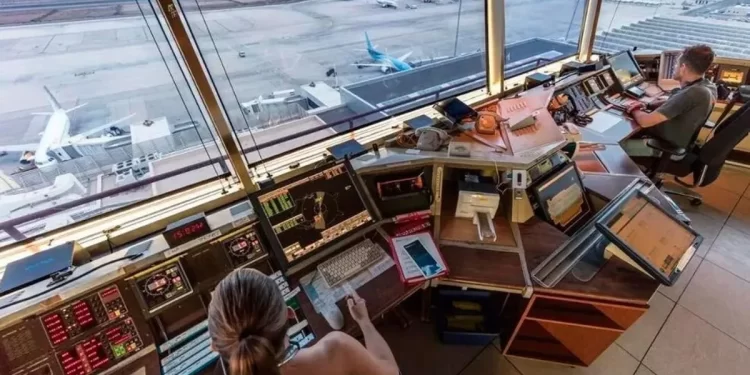 Comienza el paro de controladores aéreos y miles de pasajeros quedan afectados en plena temporada alta