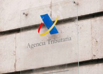 Cuál es el límite de dinero para sacar del cajero sin que el banco avise a Hacienda, según la ley