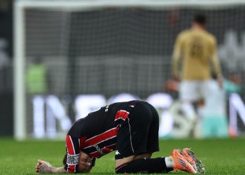 De no creer: una crisis en Niza llevó a sus hinchas a festejar los goles contra su propio equipo