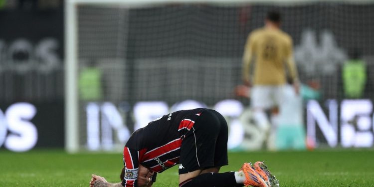 De no creer: una crisis en Niza llevó a sus hinchas a festejar los goles contra su propio equipo