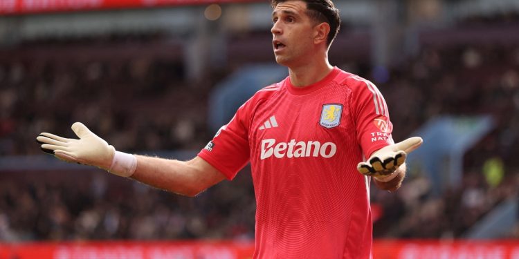 Del primer al séptimo lugar: así terminó Dibu Martínez en el ranking de arqueros de la temporada según la IFFHS