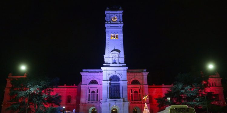 El Palacio Municipal de La Plata fue iluminado con los colores de Estudiantes