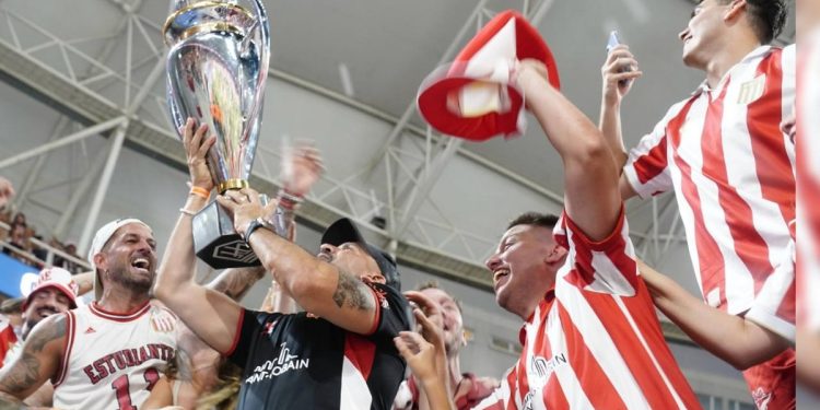 El tremendo año de Verón: golpe durísimo, roces con AFA y campeón en la popular