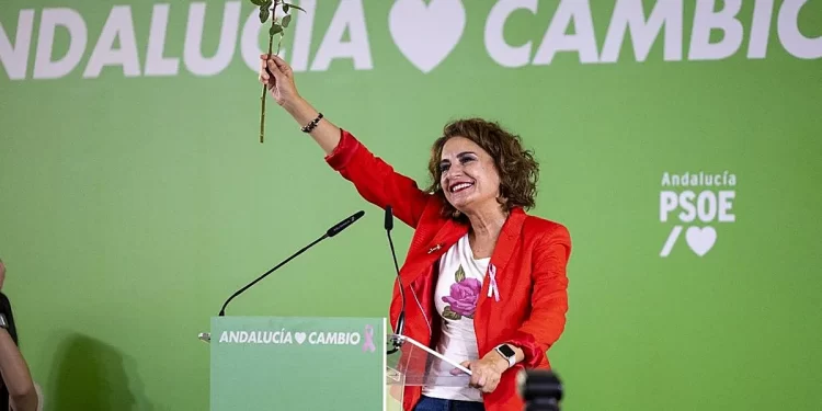 Montero niega que vaya a dimitir del Gobierno para ser candidata en Andalucía