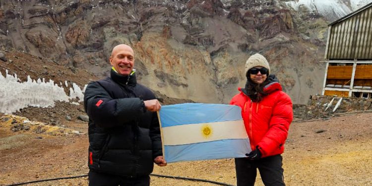 Plaza de Mulas: Mercedes Rus se convirtió en la primera ministra en hacer cumbre en el destacamento más alto del mundo