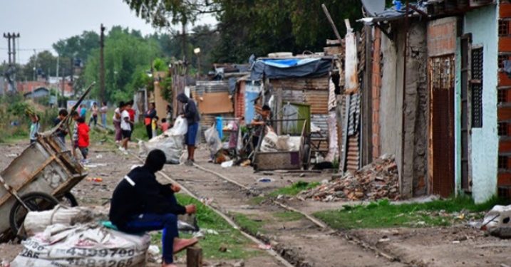 La pobreza cae a 27,5% y alcanza su nivel más bajo desde 2018 impulsada por la fuerte desaceleración inflacionaria, según Capital Humano