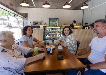 Ulpiano Suarez visitó la nueva cafetería del Parque Central