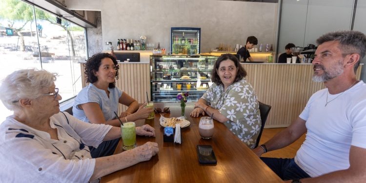 Ulpiano Suarez visitó la nueva cafetería del Parque Central