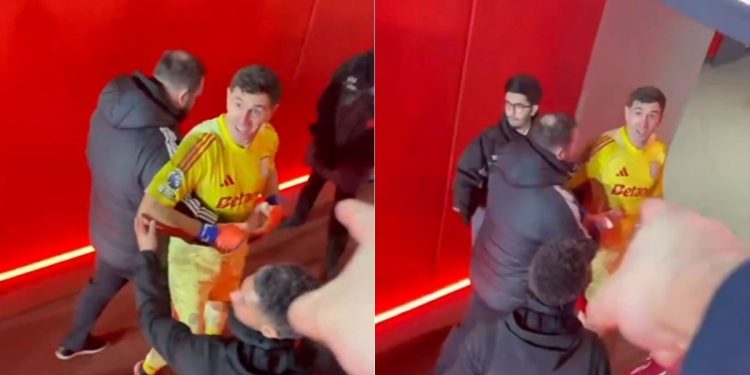 Video: el cruce del Dibu Martínez con los hinchas del Arsenal