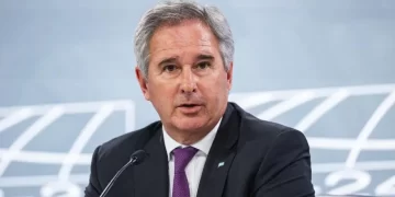 El Canciller Quirno endurece el control interno y reprende públicamente al embajador en Suiza