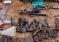 Las FDI hallan un alijo de armas en un túnel de Gaza durante tareas de limpieza en la zona de alto el fuego